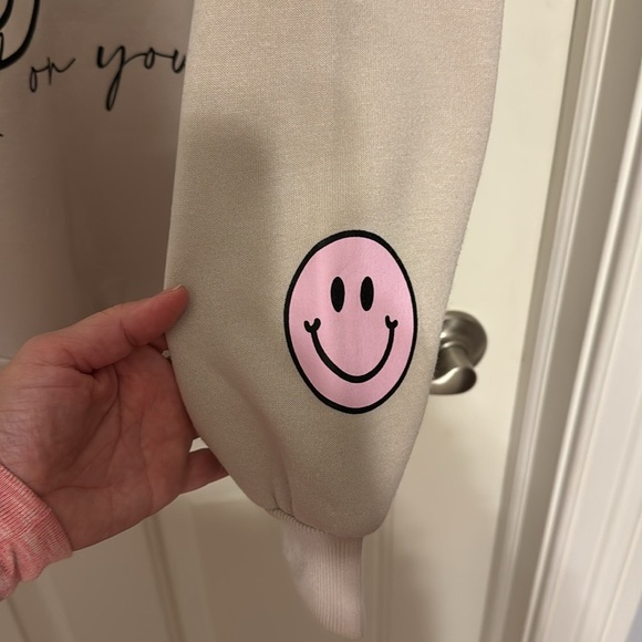 SMILEY FACE HAPPY LOOKS GOOD ON YOU SWEATSHIRT SZ Med - Picture 3 of 6